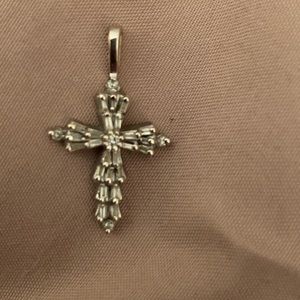 Diamond Cross. Not sure of carats.
